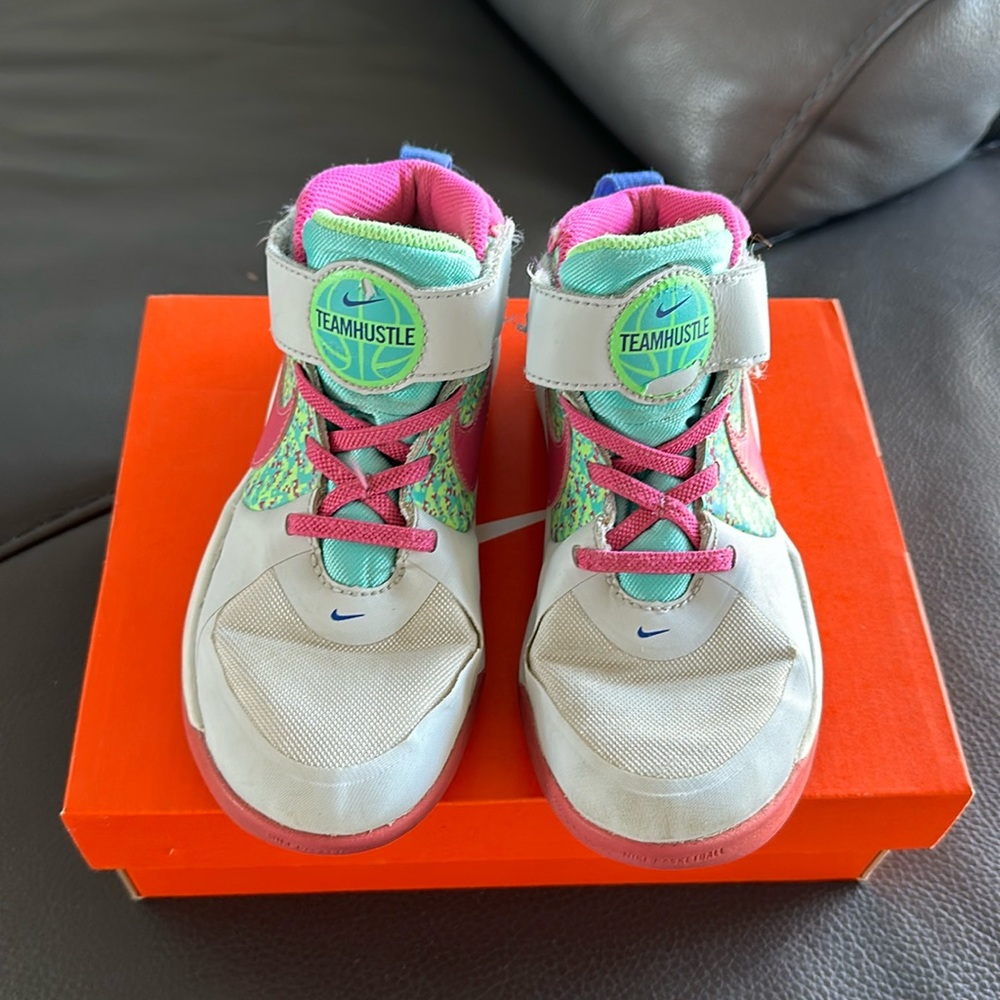 Nike Kids' Team Hustle D 9 Basketball Shoes 🏀